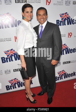 LOS ANGELES, CA - 20. April 2010: Los Angeles Bürgermeister Antonio Villaraigosa & Freundin Lu Parker in der Champagne launch-Party für BritWeek 2010 in der britischen Generalkonsul Residenz in Los Angeles. Stockfoto