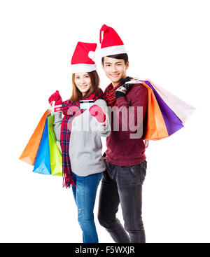 glückliches Paar zusammen mit Weihnachten einkaufen tragen Stockfoto