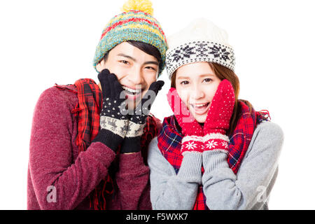 glückliches junges Paar mit Winterbekleidung