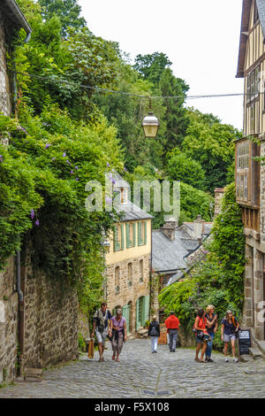 Straße Blick auf der Rue Du Petit Fort in der malerischen mittelalterlichen französischen Stadt Dinan, Bretagne, Frankreich Stockfoto