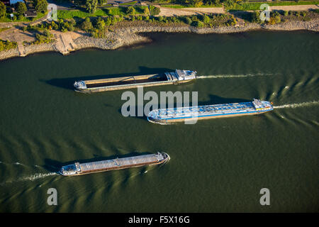 Frachtschiffe auf dem Rhein in Rheinhausen und Huckingen, Containerbarge, Container-Versand, Binnenschifffahrt, Gas-Schiff, Stockfoto