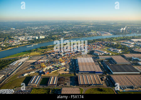 gestapelte Container auf Logport I, Binnenhafen, Rheinhausen, Duisburg Hafen, Duisburg, Ruhrgebiet, Nordrhein-Westfalen, Deutschland Stockfoto