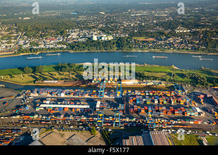 gestapelte Container auf Logport I, Binnenhafen, Rheinhausen, Duisburg Hafen, Duisburg, Ruhrgebiet, Nordrhein-Westfalen, Deutschland Stockfoto