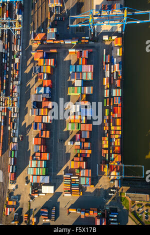 gestapelte Container auf Logport I, Binnenhafen, Rheinhausen, Duisburg Hafen, Duisburg, Ruhrgebiet, Nordrhein-Westfalen, Deutschland Stockfoto