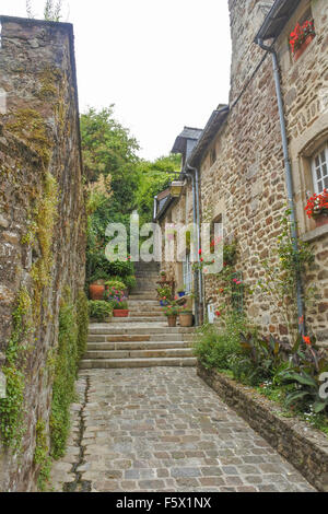 Straße Blick auf der Rue Du Petit Fort in der malerischen mittelalterlichen französischen Stadt Dinan, Bretagne, Frankreich Stockfoto