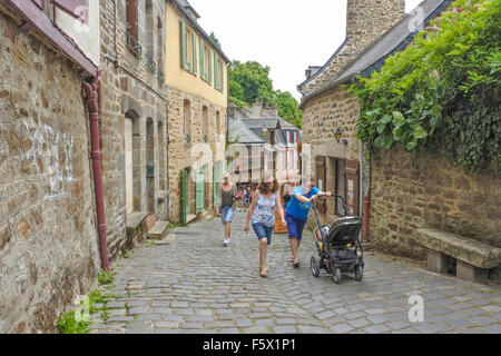 Straße Blick auf der Rue Du Petit Fort in der malerischen mittelalterlichen französischen Stadt Dinan, Bretagne, Frankreich Stockfoto