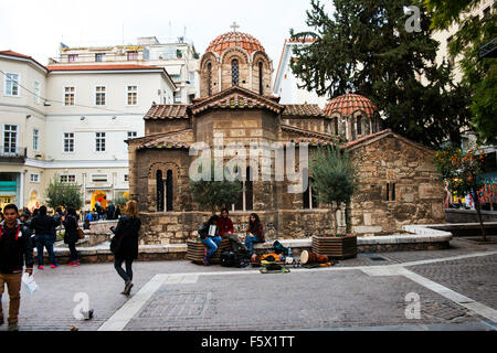 Musiker spielen durch die Kirche der Panaghia Kapnikarea im Zentrum von Athen. Stockfoto