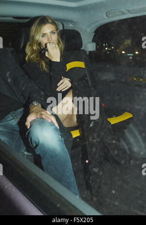 Abbey Clancy blinken ihre langen Beine in ihrem Stiefel kniehohe Länge Leder, als sie in ein Taxi wartet mit Mann Peter Crouch in Koko Camden kletterte.  Mitwirkende: Abbey Clancy wo: London, Vereinigtes Königreich bei: 15 Sep 2015 Stockfoto