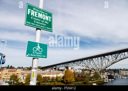 Fremont-Schild mit der Aurora-Brücke im Hintergrund, Seattle, Washington USA Stockfoto