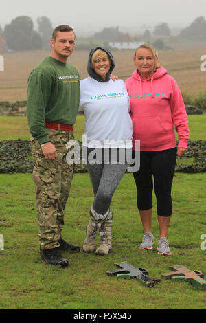 Kerry Katona klappt bei GI Jane Boot Camp.  Mitwirkende: Kerry Katona wo: Sittingbourne, Vereinigtes Königreich bei: 16 Sep 2015 Stockfoto