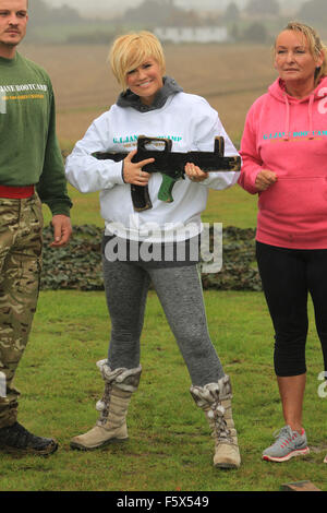 Kerry Katona klappt bei GI Jane Boot Camp.  Mitwirkende: Kerry Katona wo: Sittingbourne, Vereinigtes Königreich bei: 16 Sep 2015 Stockfoto