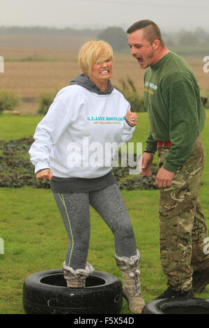 Kerry Katona klappt bei GI Jane Boot Camp.  Mitwirkende: Kerry Katona wo: Sittingbourne, Vereinigtes Königreich bei: 16 Sep 2015 Stockfoto