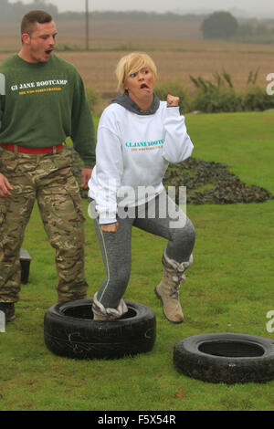 Kerry Katona klappt bei GI Jane Boot Camp.  Mitwirkende: Kerry Katona wo: Sittingbourne, Vereinigtes Königreich bei: 16 Sep 2015 Stockfoto