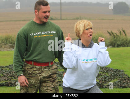 Kerry Katona klappt bei GI Jane Boot Camp.  Mitwirkende: Kerry Katona wo: Sittingbourne, Vereinigtes Königreich bei: 16 Sep 2015 Stockfoto