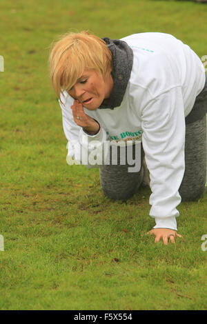 Kerry Katona klappt bei GI Jane Boot Camp.  Mitwirkende: Kerry Katona wo: Sittingbourne, Vereinigtes Königreich bei: 16 Sep 2015 Stockfoto