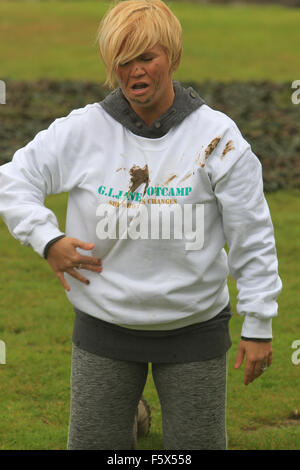 Kerry Katona klappt bei GI Jane Boot Camp.  Mitwirkende: Kerry Katona wo: Sittingbourne, Vereinigtes Königreich bei: 16 Sep 2015 Stockfoto