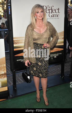 LOS ANGELES, CA - 5. April 2010: Morgan Fairchild bei der Premiere von "The Perfect Game" im The Grove, Los Angeles. Stockfoto