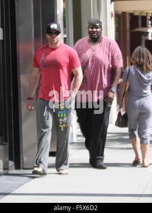 Quinton Aaron, der Star der Oscar-nominierten Film The Blind Side geht shoppen in Beverly Hills in ein rosa T-shirt mit einem Freund Featuring: Quinton Aaron Where: Los Angeles, California, Vereinigte Staaten von Amerika als: 16 Sep 2015 Stockfoto