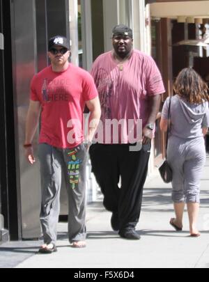 Quinton Aaron, der Star der Oscar-nominierten Film The Blind Side geht shoppen in Beverly Hills in ein rosa T-shirt mit einem Freund Featuring: Quinton Aaron Where: Los Angeles, California, Vereinigte Staaten von Amerika als: 16 Sep 2015 Stockfoto