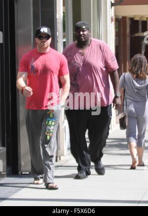 Quinton Aaron, der Star der Oscar-nominierten Film The Blind Side geht shoppen in Beverly Hills in ein rosa T-shirt mit einem Freund Featuring: Quinton Aaron Where: Los Angeles, California, Vereinigte Staaten von Amerika als: 16 Sep 2015 Stockfoto