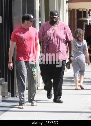 Quinton Aaron, der Star der Oscar-nominierten Film The Blind Side geht shoppen in Beverly Hills in ein rosa T-shirt mit einem Freund Featuring: Quinton Aaron Where: Los Angeles, California, Vereinigte Staaten von Amerika als: 16 Sep 2015 Stockfoto