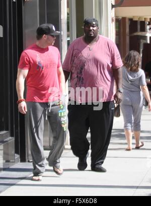 Quinton Aaron, der Star der Oscar-nominierten Film The Blind Side geht shoppen in Beverly Hills in ein rosa T-shirt mit einem Freund Featuring: Quinton Aaron Where: Los Angeles, California, Vereinigte Staaten von Amerika als: 16 Sep 2015 Stockfoto