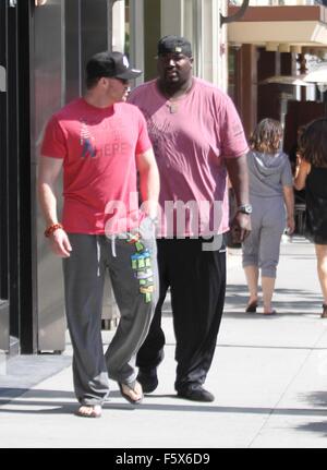 Quinton Aaron, der Star der Oscar-nominierten Film The Blind Side geht shoppen in Beverly Hills in ein rosa T-shirt mit einem Freund Featuring: Quinton Aaron Where: Los Angeles, California, Vereinigte Staaten von Amerika als: 16 Sep 2015 Stockfoto