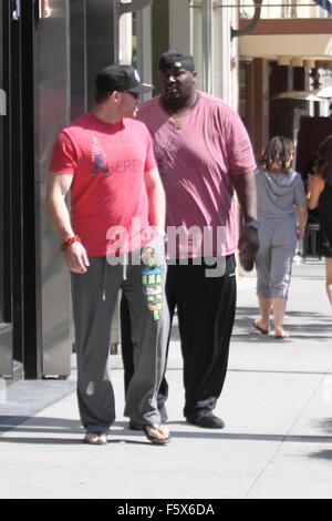 Quinton Aaron, der Star der Oscar-nominierten Film The Blind Side geht shoppen in Beverly Hills in ein rosa T-shirt mit einem Freund Featuring: Quinton Aaron Where: Los Angeles, California, Vereinigte Staaten von Amerika als: 16 Sep 2015 Stockfoto