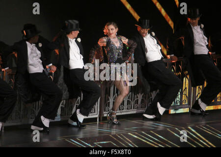 Madonna tritt während ihrer 'Rebel Heart'-Tour im Madison Square Garden. Schauspielerin Amy Schumer Gastrolle als eine spezielle Vorgruppe.  Mitwirkende: Madonna Where: New York, Vereinigte Staaten von Amerika als: 16 Sep 2015 Stockfoto
