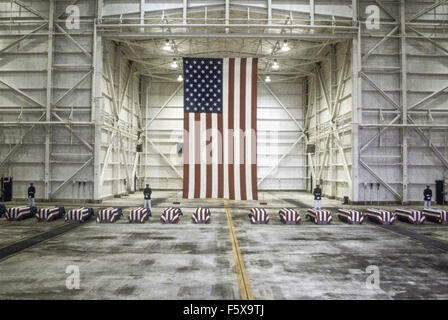 Air Force Base in Dover, Delaware, USA 29. Oktober 1983 um genau 07:00, Marine Ehren Garde und eine Farbe Wache in feierlichen Kleid Uniformen marschierten in einem riesigen Hangar auf der Dover Air Force Base und stand gegenüber 16 Särge. Hinter ihnen war unterbrochen von den Strahlen des Hangars, ein 38-Fuß-amerikanische Flagge. Die Zeremonie war der erste auf amerikanischem Boden zu Ehren der Soldaten getötet bei einem Bombenanschlag in Beirut und die Invasion von Grenada. Bildnachweis: Mark Reinstein Stockfoto