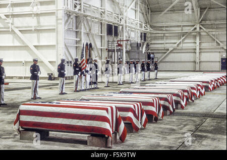 Air Force Base in Dover, Delaware, USA 29. Oktober 1983 um genau 07:00, Marine Ehren Garde und eine Farbe Wache in feierlichen Kleid Uniformen marschierten in einem riesigen Hangar auf der Dover Air Force Base und stand gegenüber 16 Särge. Hinter ihnen war unterbrochen von den Strahlen des Hangars, ein 38-Fuß-amerikanische Flagge. Die Zeremonie war der erste auf amerikanischem Boden zu Ehren der Soldaten getötet bei einem Bombenanschlag in Beirut und die Invasion von Grenada. Bildnachweis: Mark Reinstein Stockfoto