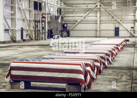 Dover Air Force Base, Delaware. USA 29. Oktober 1983 um genau 07:00, ein Marine Ehren Garde und eine Farbe Wache in feierlichen Kleid Uniformen marschierten in einem riesigen Hangar auf der Dover Air Force Base und stand gegenüber 16 Särge. Hinter ihnen war unterbrochen von den Strahlen des Hangars, ein 38-Fuß-amerikanische Flagge. Die Zeremonie war der erste auf amerikanischem Boden zu Ehren der Soldaten getötet bei einem Bombenanschlag in Beirut und die Invasion von Grenada. Bildnachweis: Mark Reinstein Stockfoto