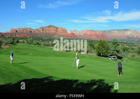 Oak Creek Country Club Golfplatz in Sedona, Arizona, umgeben von roten Felsformationen Stockfoto