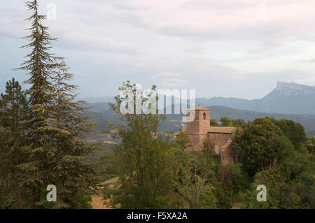 Ein Blick aus dem kleinen Dorf Gigors der romanischen Kirche St. Peter und die bergige Landschaft des Vercors. La Drôme, Frankreich. Stockfoto