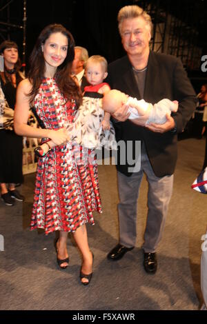 New York Fashion Woche SS16 - Carmen Marc Valvo - hinter den Kulissen D: Hilaria Thomas Baldwin, Carmen Baldwin, Alex Baldwin, Rafael Baldwin wo: New York, New York, Vereinigte Staaten von Amerika als: 15 Sep 2015 Stockfoto