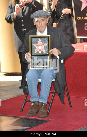 LOS ANGELES, CA - 26. März 2010: Schauspieler Dennis Hopper auf dem Hollywood Boulevard, wo er mit dem 2,403rd Stern auf dem Hollywood Walk of Fame geehrt wurde. Stockfoto