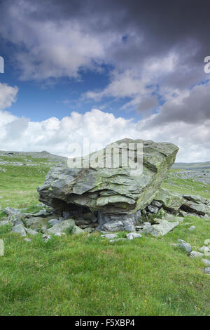 Findlinge aka die "bei Felsbrocken' am bei Stirn, oberhalb der Ortschaft Austwick, Yorkshire Dales, North Yorkshire, Großbritannien Stockfoto