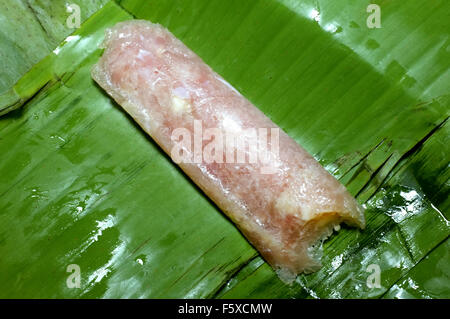 Saures Schweinefleisch auf Banane Blatt Paket, thailändisches Essen Stockfoto