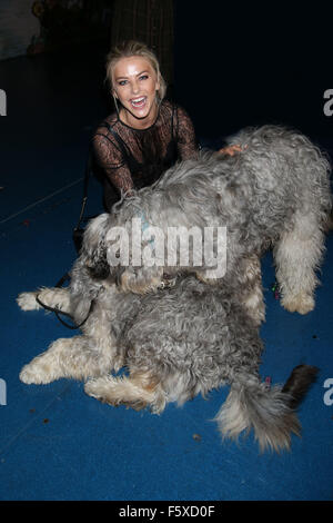 Julianne Hough besucht die Besetzung von der Broadway musical Finding Neverland im Lunt-Fontanne Theatre.  Mitwirkende: Julianne Hough, Jack und Jill wo: New York City, New York, Vereinigte Staaten, wann: 17 Sep 2015 Stockfoto