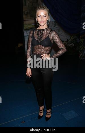 Julianne Hough besucht die Besetzung von der Broadway musical Finding Neverland im Lunt-Fontanne Theatre.  Mitwirkende: Julianne Hough wo: New York City, New York, Vereinigte Staaten, wann: 17 Sep 2015 Stockfoto