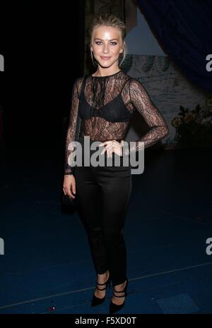 Julianne Hough besucht die Besetzung von der Broadway musical Finding Neverland im Lunt-Fontanne Theatre.  Mitwirkende: Julianne Hough wo: New York City, New York, Vereinigte Staaten, wann: 17 Sep 2015 Stockfoto