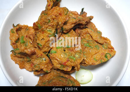 Gebratener Fisch einfügen Kugeln, thailändisches Essen Stockfoto