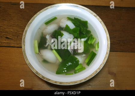Einfache klare Suppe von Tintenfisch, gefüllt mit Hackfleisch und Gemüse Stockfoto