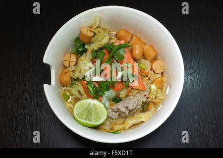 Nudelsuppe mit gemischtem Fleisch Stockfoto