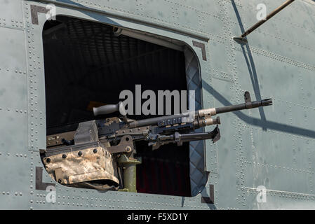 Maschinengewehr FN MAG auf CH-47 Chinook-Hubschrauber bei Dubai Airshow 2015 in Dubai, Vereinigte Arabische Emirate Stockfoto