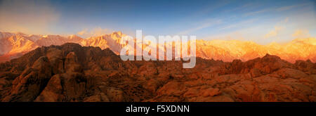 Mount Whitney auf richtige und Lone Pine Peak in Kalifornien Sierra Nevada Bergen über die Alabama Hills bei Sonnenaufgang Stockfoto