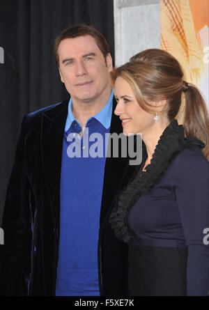 LOS ANGELES, CA - 25. März 2010: John Travolta & Ehefrau Kelly Preston bei der Weltpremiere ihres neuen Films "The Last Song" am Arclight Theater, Hollywood. Stockfoto