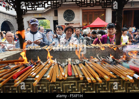 Beleuchtung Räucherstäbchen während einer buddhistischen Zeremonie an der Jade-Buddha-Tempel in Shanghai. Stockfoto