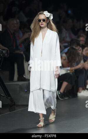 Madrid Fashion Week Frühjahr/Sommer 2016 - Duyos - Laufsteg mit: Modell wo: Madrid, Spanien bei: 18 Sep 2015 Stockfoto