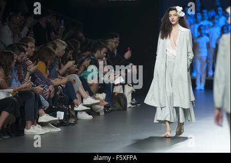 Madrid Fashion Week Frühjahr/Sommer 2016 - Duyos - Laufsteg mit: Modell wo: Madrid, Spanien bei: 18 Sep 2015 Stockfoto